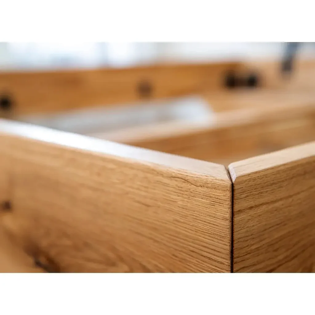 drevene bocnice na posteli dub