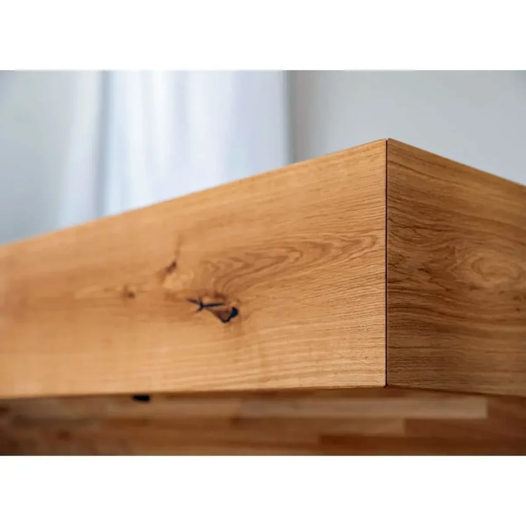 rustikalna bocnica na modernej posteli z masivu