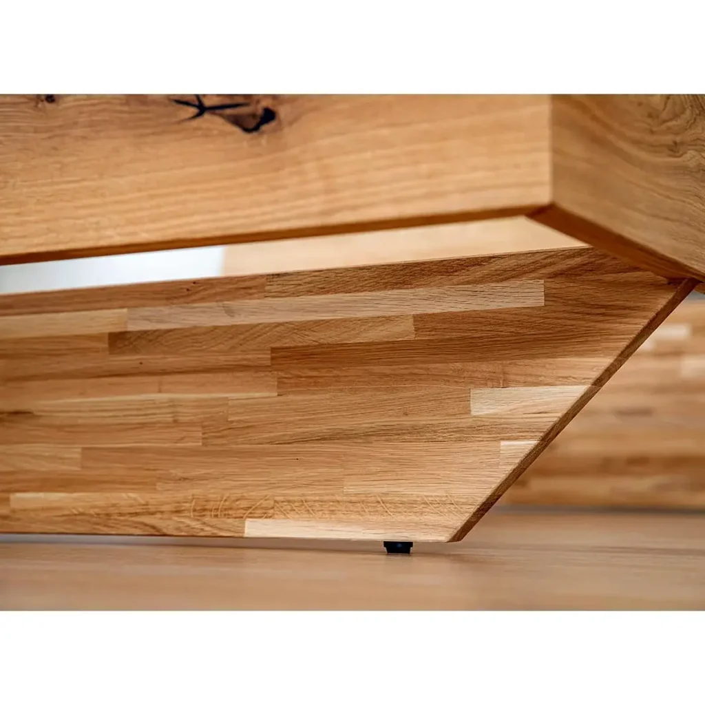 skosene priecne nohy na posteli z masivu