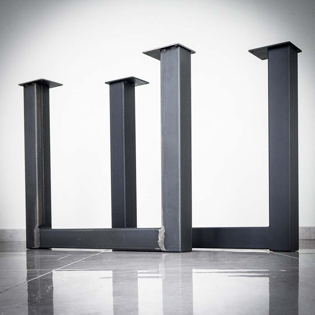 kovové čierne podnože v tvare u