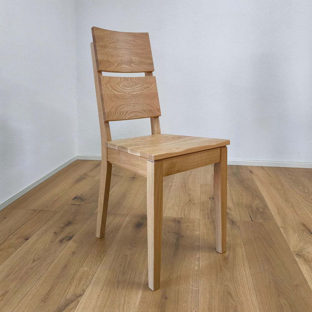 10125603-02 masívna kuchynská stolička