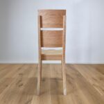 stolička z masívneho dreva