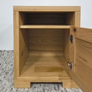 Nočný stolík s poličkou z dreva