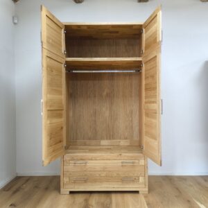 šatníková skrina na otváranie s tyčou na vešanie