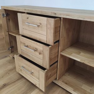 komoda do obývačky s tromi zásuvkami nad sebou