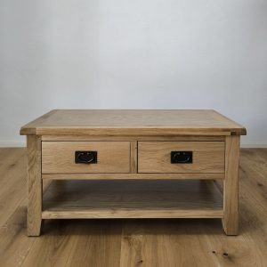 masívny konferenčný stolík