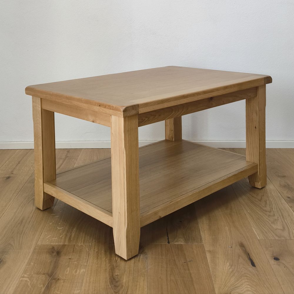 masívny konferenčný stolík