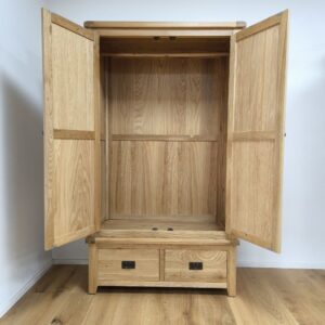 šatnik na vešanie kabatov s 2 zasuvkami na bielizen