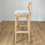 drevená barová stolička