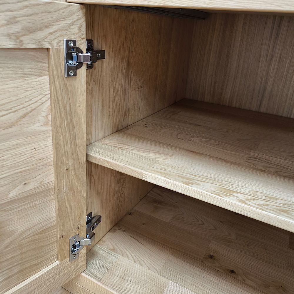 IN-detail9 otvorené dvierka na kovaní Blum moderný masív