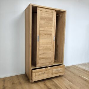 satnik z masivu s odsuvacimi dvierkami