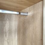 skrina na saty s tycou na vesanie