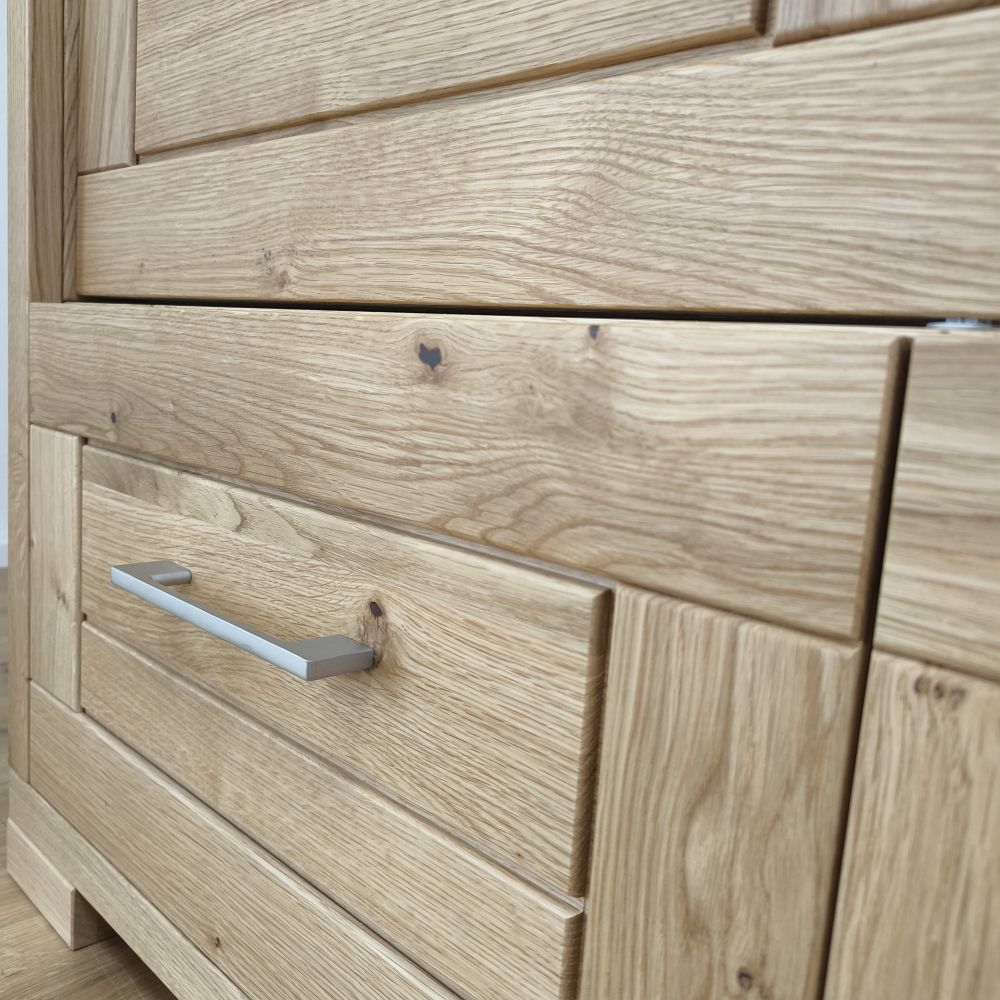 IN01-27-8 skriňa na oblečenie masiv