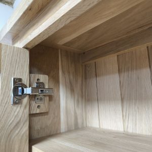 vitrína na knihy z masívu