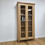 drevená vitrína na knihy