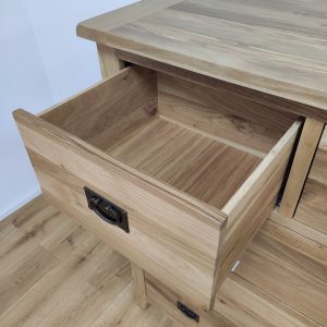 šuflík z drevenej komody