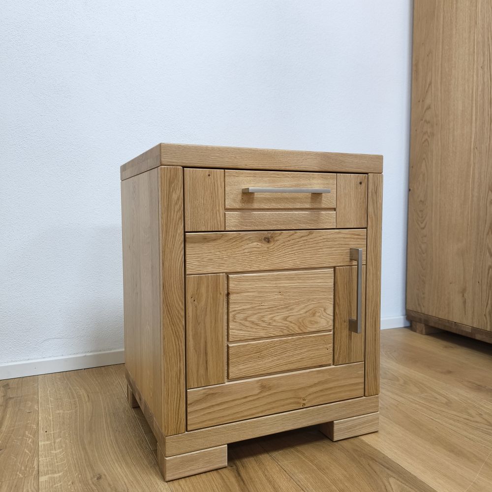 nočný stolík pri posteľ