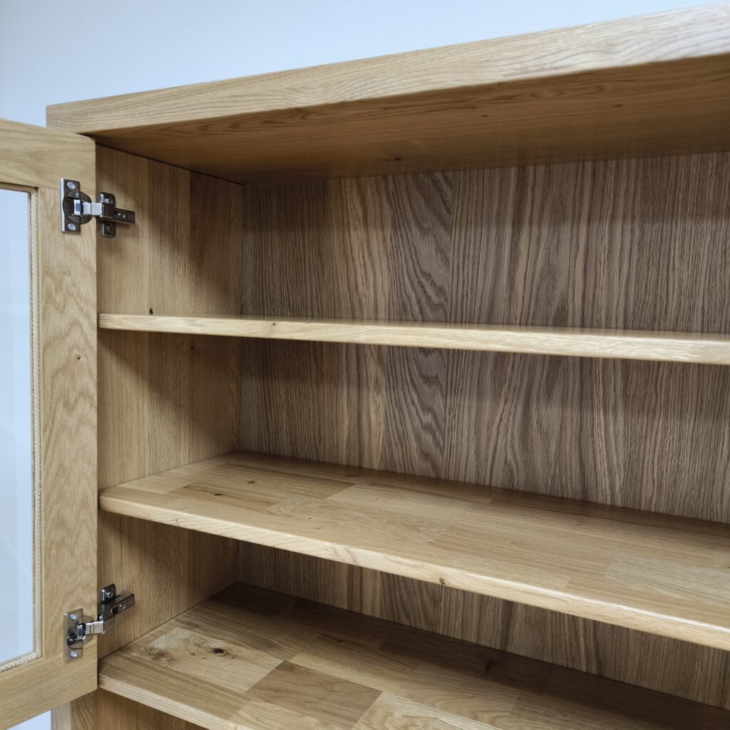 Drevené police moderného príborníka