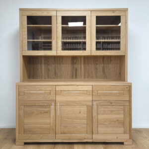 drevený masívny príborník do kuchyne