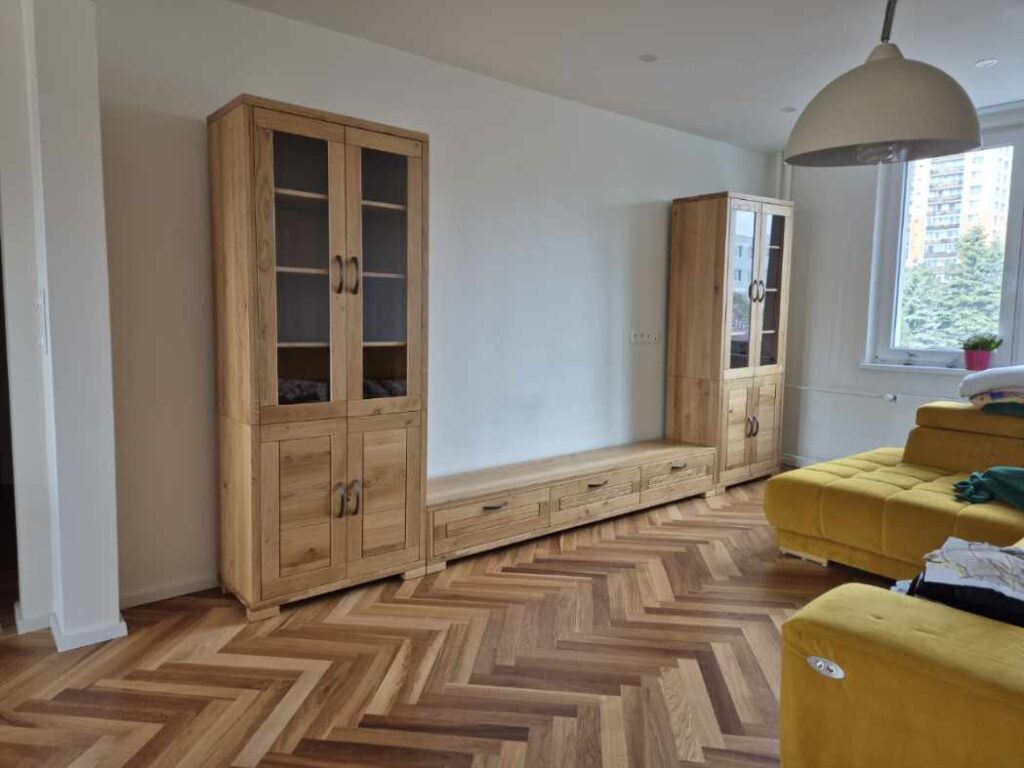 TV skrinka a vitríny z masívu