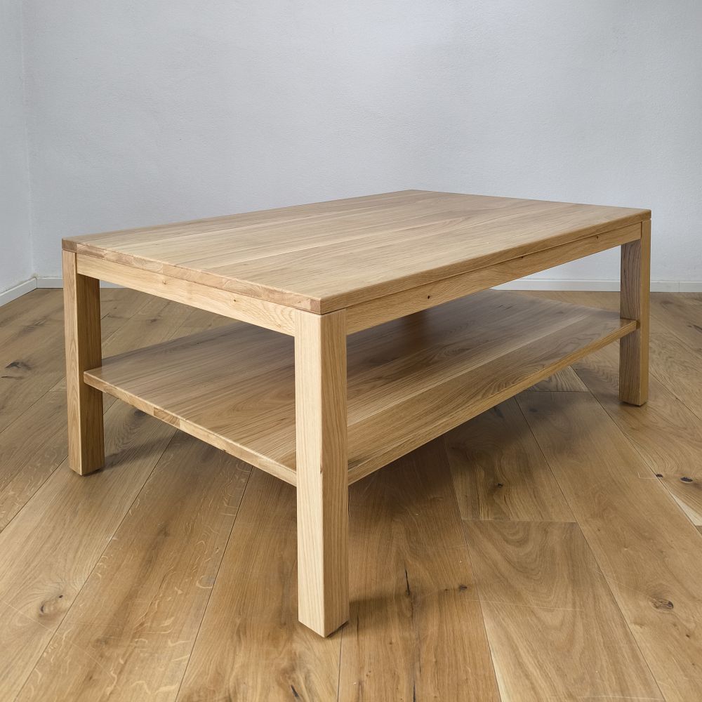 masívny konferenčný stolík