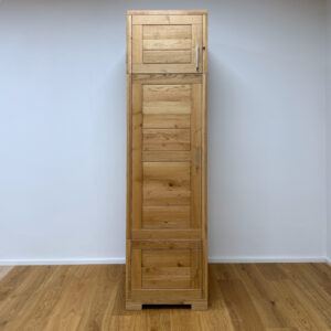 masívna šatníková skriňa na oblečenie