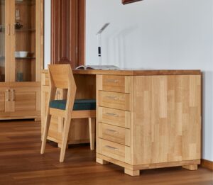 drevený pracovný stôl do izby