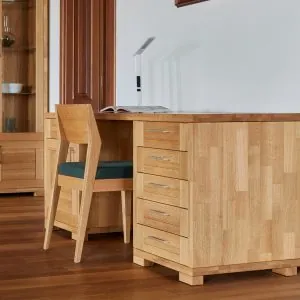 drevený pracovný stôl do izby