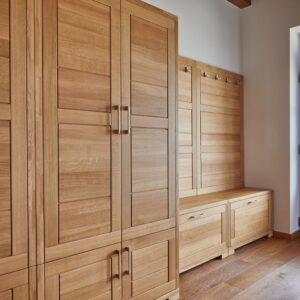 Drevené nábytky do chodby na mieru botníky a skrine