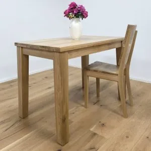 malý jedalensky stol so stolickou