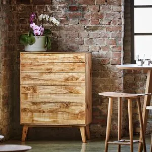 Minimalistická komoda so zásuvkami z masívu