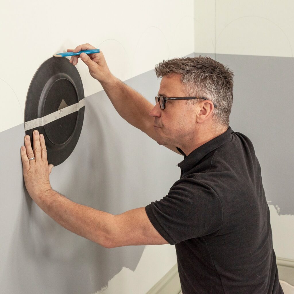 kreslenie vlniek na stenu pred malovanim kriedovymi farbami