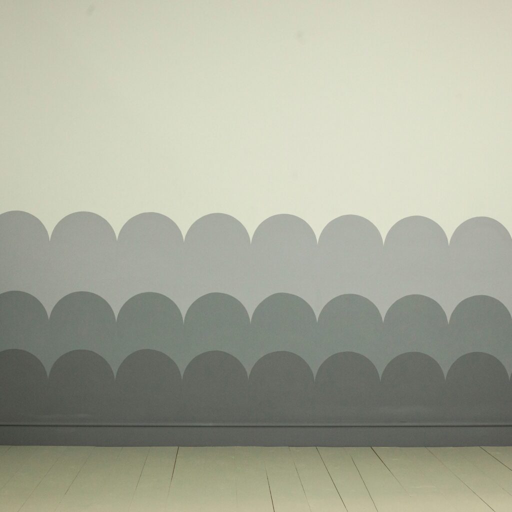 vysledny efekt vlnky na stene kriedovymi farbami