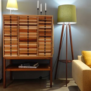 Stojacia lampa z dreva