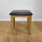 drevená taburetka z masívneho dubu
