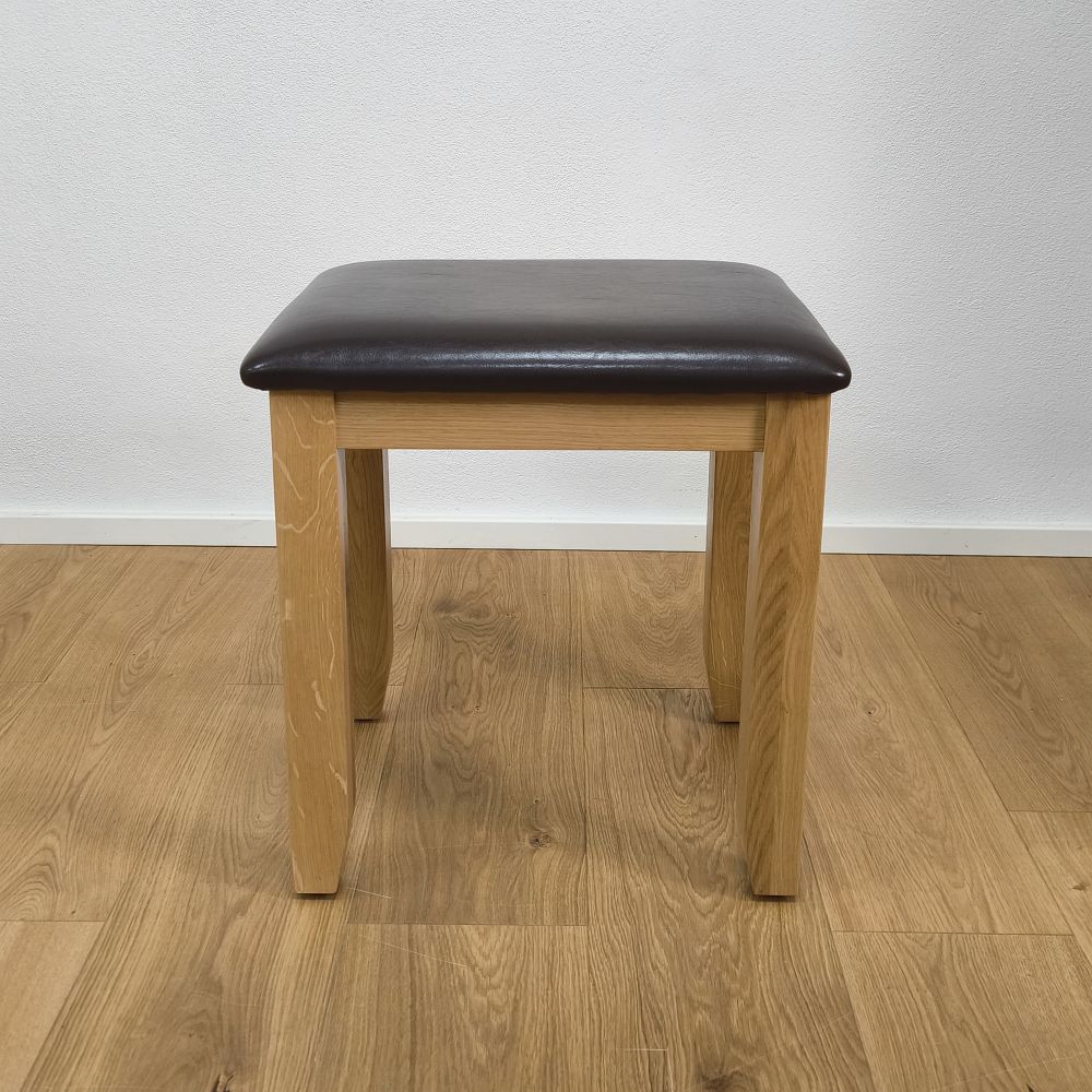 SAVMS-T-02 drevená taburetka z masívneho dubu