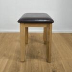 masívna čalúnená taburetka