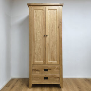 masívna skriňa na šaty z dreva
