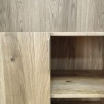 dvierka a polica knižnice