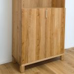 dvierka modernej knižnice z masívu