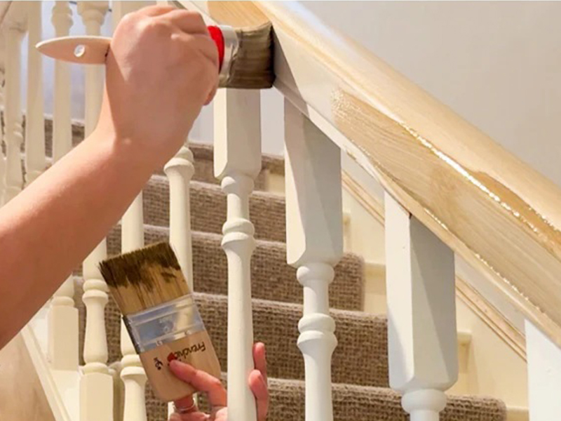 Návod na obnovu zábradlia - maľovanie schodiska bez brúsenia kriedovými farbami