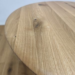 Masívny okrúhly stôl