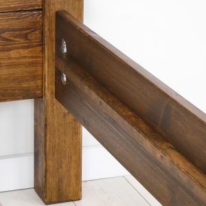 Dvojlôžková posteľ z masívnej borovice