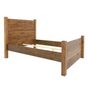 Drevená posteľ v hnedej farbe