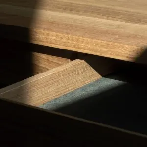 Pracovný stôl s 2 zásuvkami z dreva