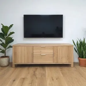 moderne drevene tv skrinky do obyvacky so zasuvkami