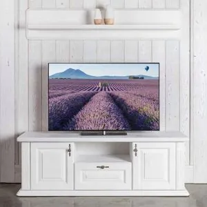 biely tv stolik a biela polica na stenu