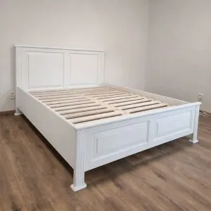 Biele manželské postele z masívu Nitra