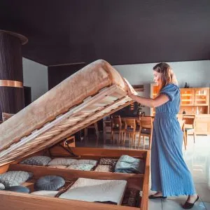 úložný priestor pre masívne manželské postele