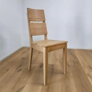 masívna kuchynská stolička